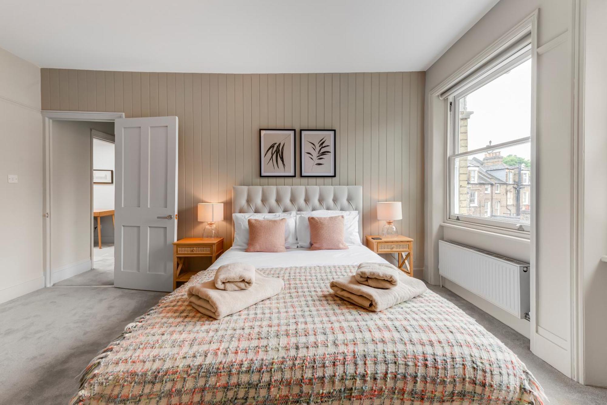 Luxury 3 Bed Apartment With Balcony In Kensington Olympia Londra Esterno foto
