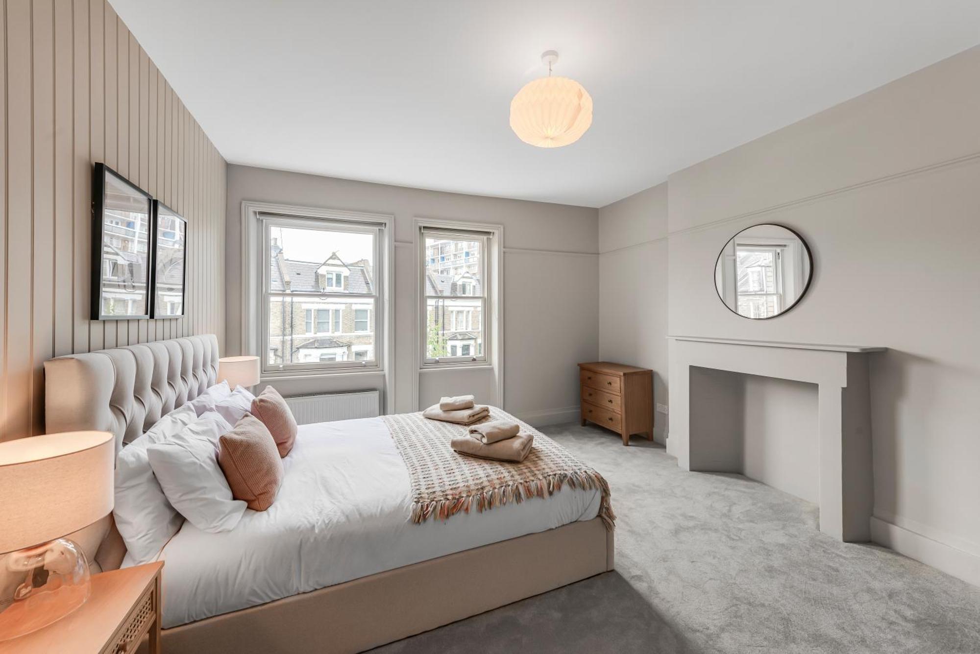 Luxury 3 Bed Apartment With Balcony In Kensington Olympia Londra Esterno foto