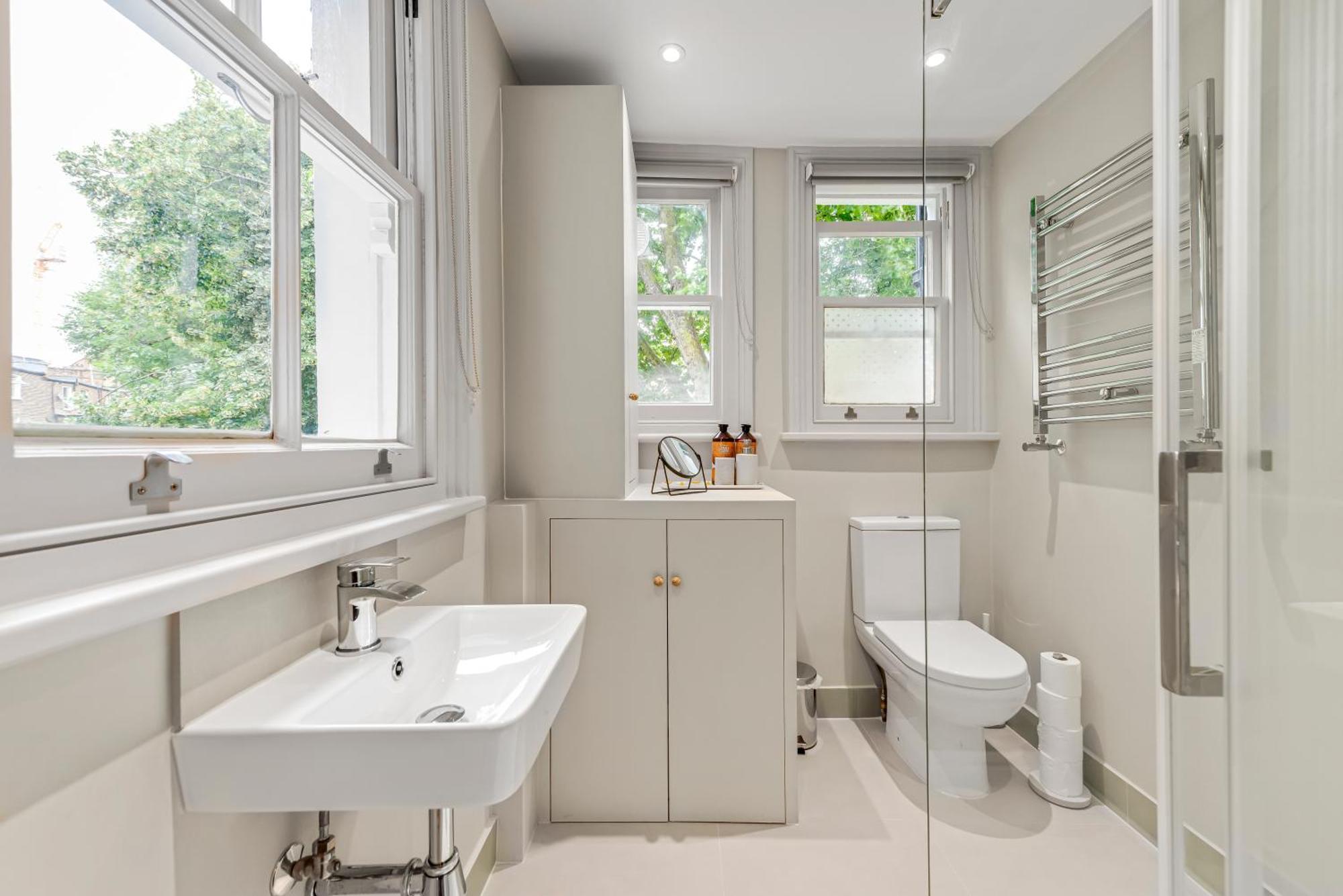 Luxury 3 Bed Apartment With Balcony In Kensington Olympia Londra Esterno foto