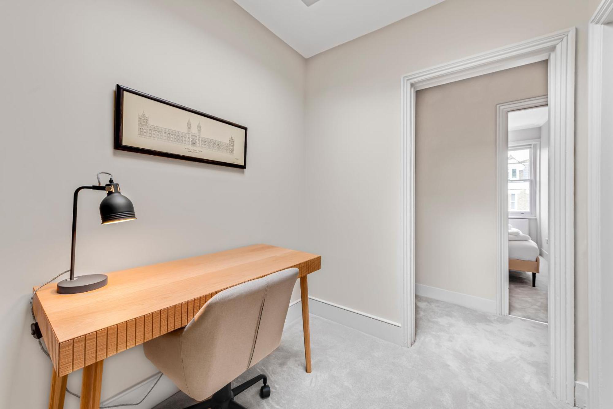 Luxury 3 Bed Apartment With Balcony In Kensington Olympia Londra Esterno foto