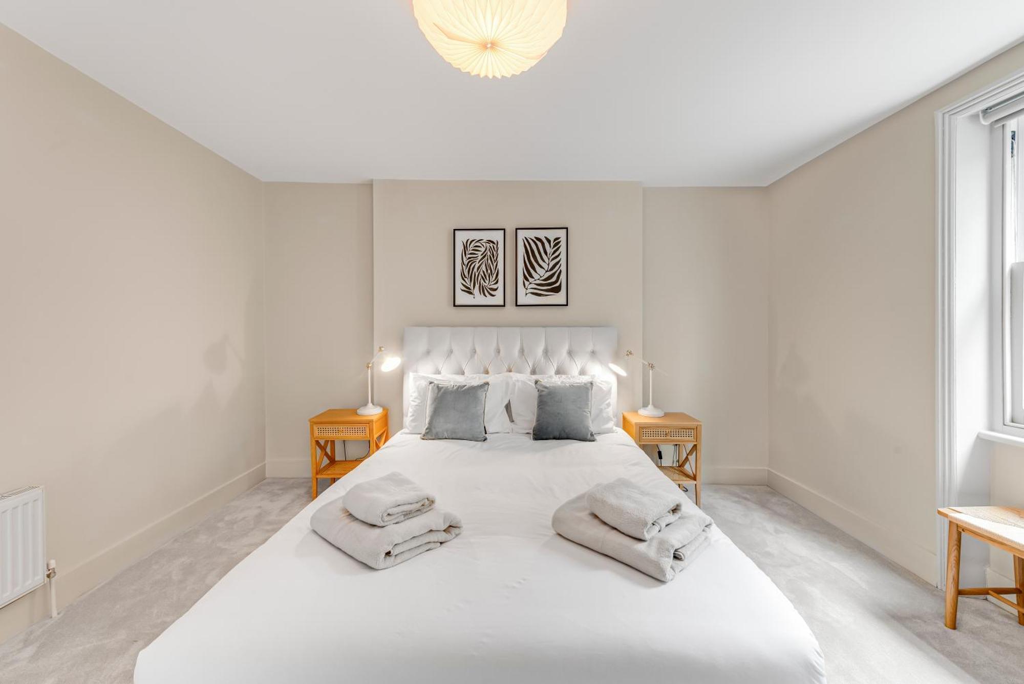 Luxury 3 Bed Apartment With Balcony In Kensington Olympia Londra Esterno foto