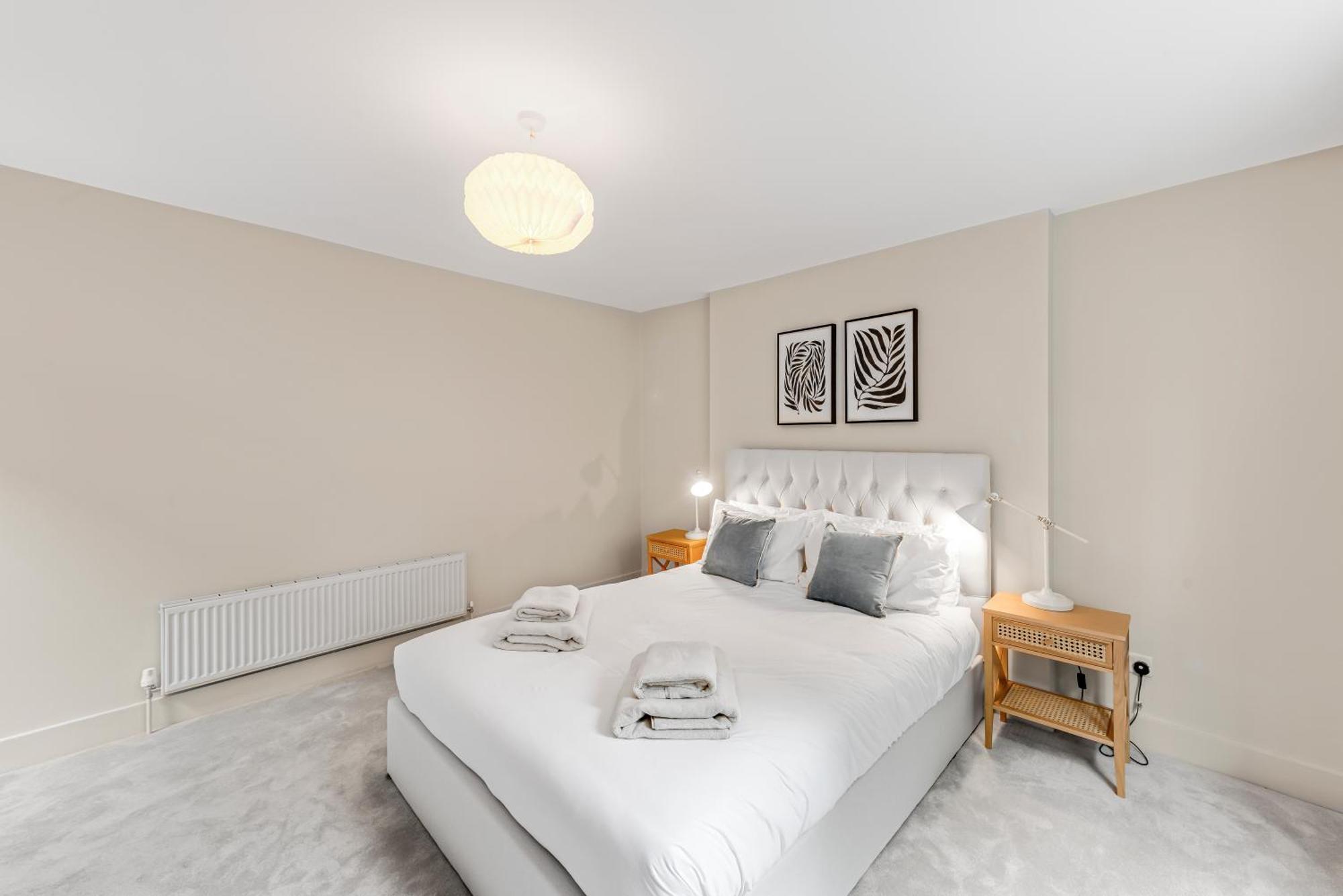 Luxury 3 Bed Apartment With Balcony In Kensington Olympia Londra Esterno foto