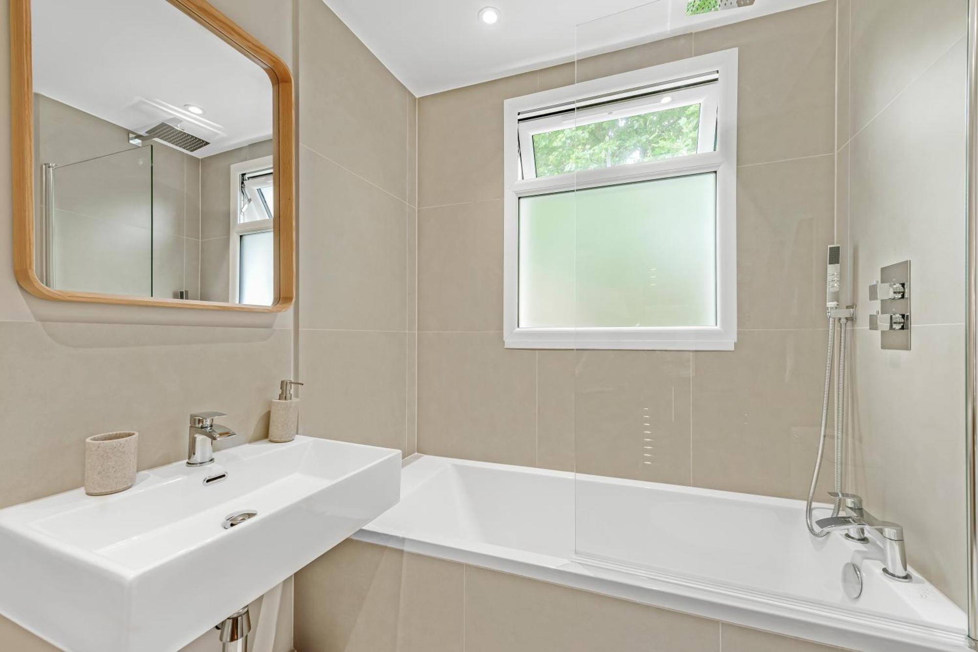 Luxury 3 Bed Apartment With Balcony In Kensington Olympia Londra Esterno foto