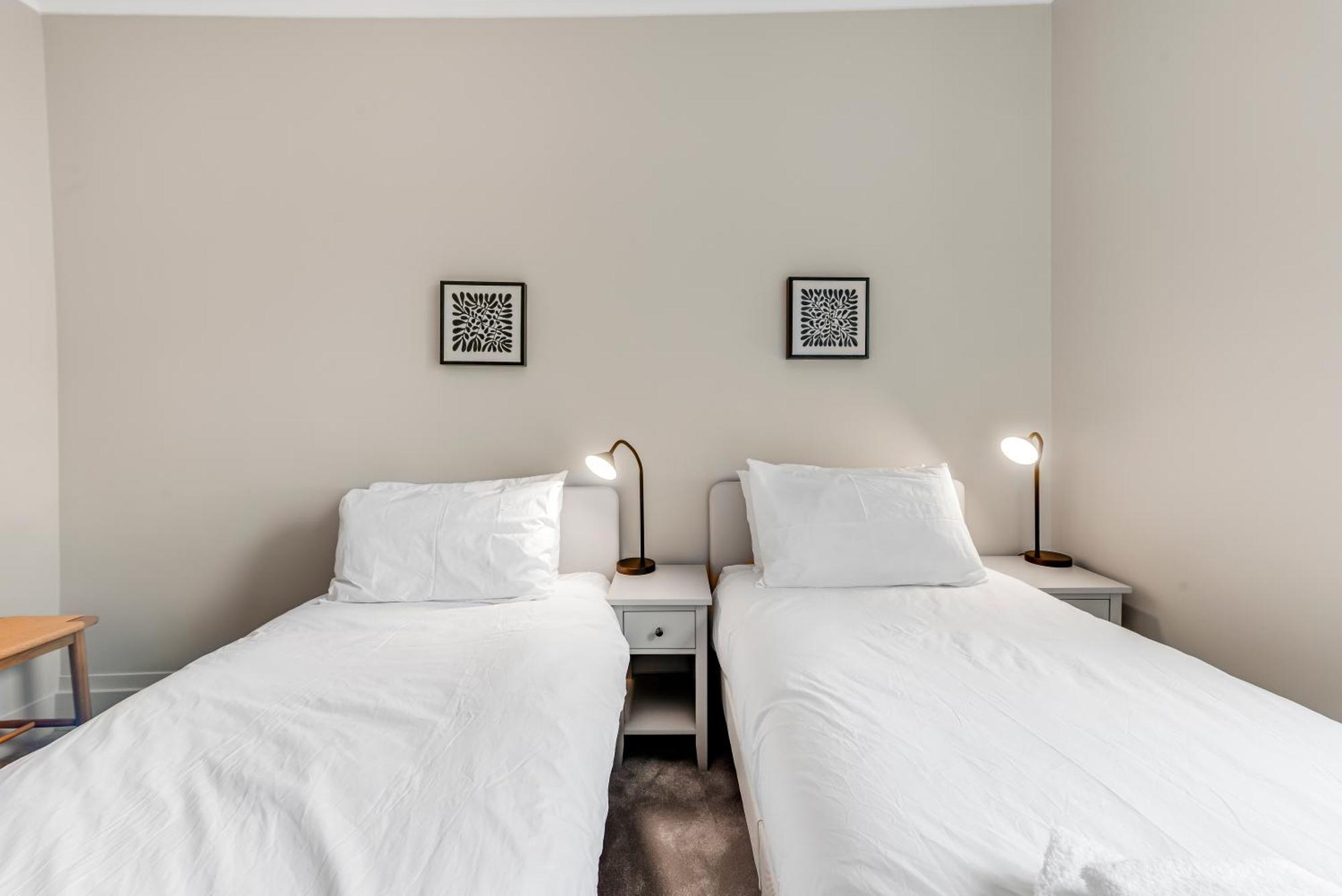 Luxury 3 Bed Apartment With Balcony In Kensington Olympia Londra Esterno foto